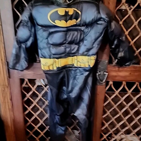 EUC 3PC Batman costume with Mask, hood x cape. Size 4T - Picture 2 of 3